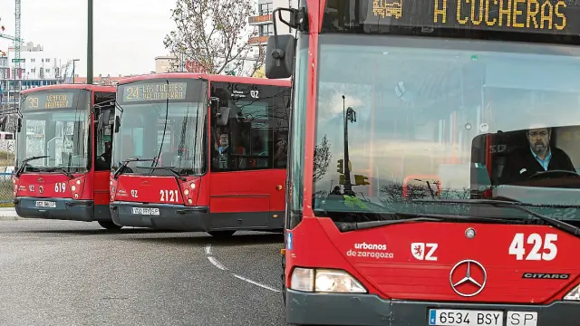 Tres autobuses se dirigen a las cocheras de la carretera de Castellón durante la huelga, imagen de archivo.