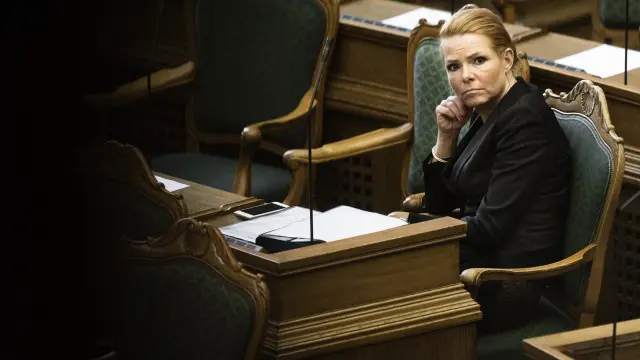 La ministra de inmigración e integración, Inger Stojberg, escucha el debate en el Parlamento danés en Copenhague