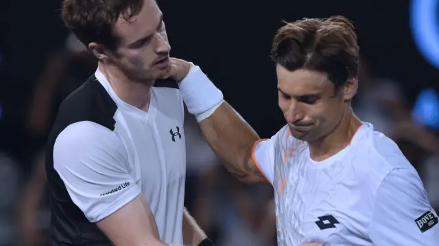Murray trata de animar a Ferrer tras el partido