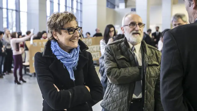 La exalcaldesa de La Muela, María Victoria Pinilla, con el arquitecto Francisco Núñez Castillo, este miércoles en los juzgados.