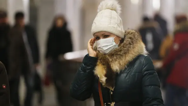 Una mujer se protege de la gripe en Rusia