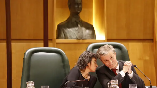 Luisa Broto y Pedro Santisteve, en el pleno celebrado este jueves en el Ayuntamiento de Zaragoza.
