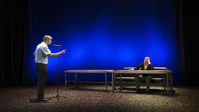Diego Lorca interpreta al juez y Pako Merino da vida al resto de personajes sobre un escenario minimalista.