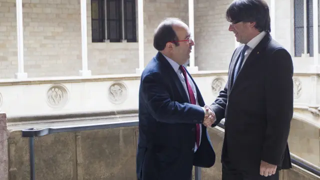 El presidente de la Generalitat, Carles Puigdemont, ha recibido hoy al primer secretario del PSC, Miquel Iceta