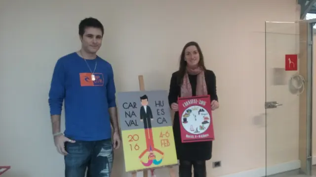 Jorge Fuentes, autor del cartel de Carnaval, y María Rodrigo, concejal de Fiestas del Ayuntamiento de Huesca