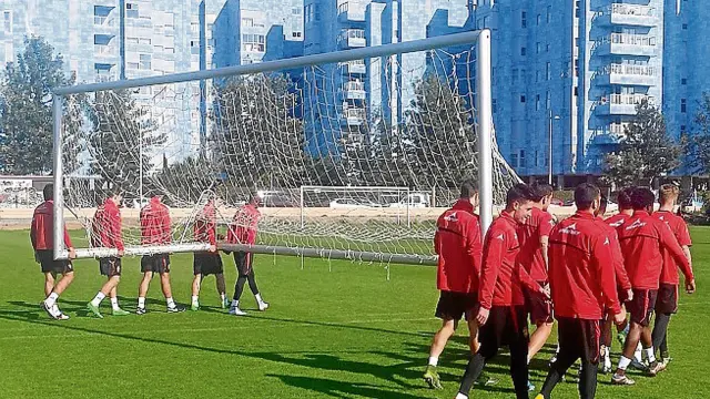 Los jugadores del Real Zaragoza transportan una portería, ayer, en un entrenamiento en Almería.