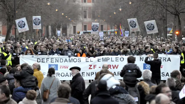 Multitudinaria manifestación en Pamplona en apoyo a los trabajadores de TRW