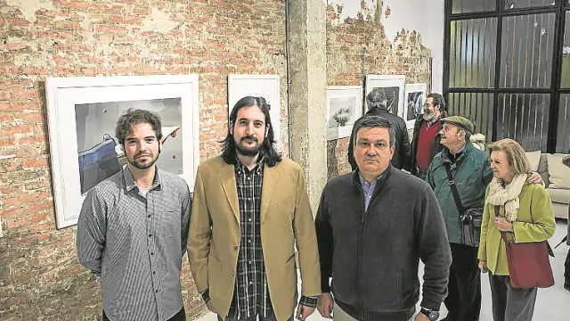 Tito Sanz, Jaime Sanjuán y Miguel Pérez, durante la inauguración de la exposición en la galería Kafell.