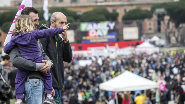 Decenas de miles de italianos han participado en una manifestación que ha concluido frente al Coliseo de Roma
