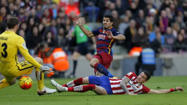 Suárez finaliza una jugada en un partido de esta temporada frente al Atlético