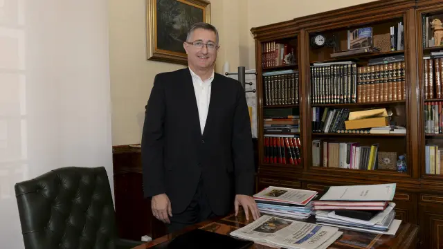 Manuel Blasco (PP), en el despacho de la alcaldía de Teruel tras presentar su renuncia.