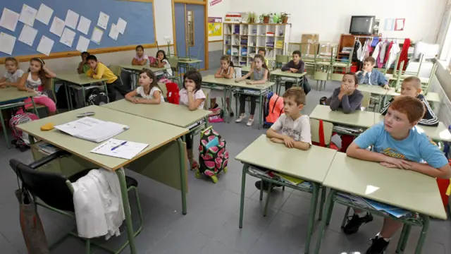 Escolares del colegio La Arboleda atendiendo en clase