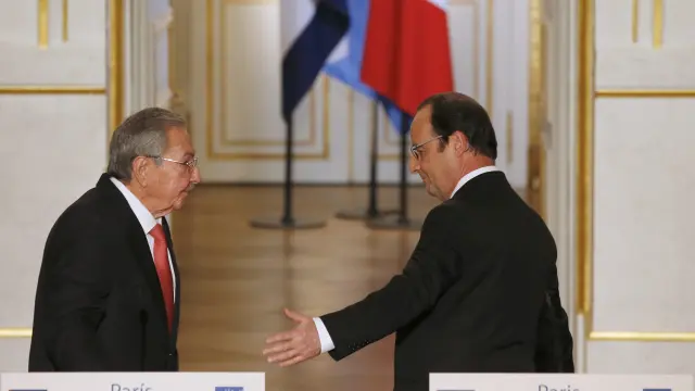 Raúl Castro junto a François Hollande.