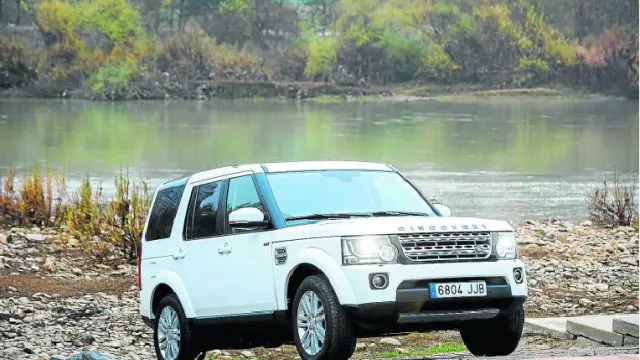 El Land Rover Discovery 4 SDV6 HSE, a orillas del Ebro a su paso por Zaragoza.