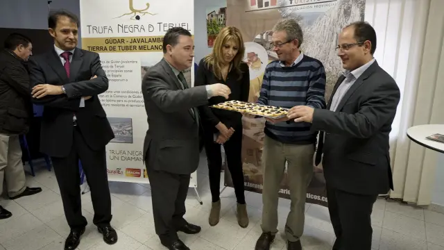 Degustaciones. Empresarios y truficultores presentaron ayer la IV edición de las Jornadas Gastronómicas de la Trufa Negra de Teruel con degustaciones de este producto, que representa un importante motor económico.