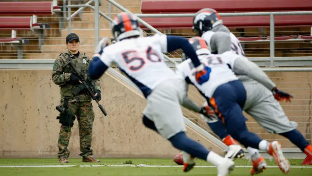 El equipo de Denver entrenan para La Super Bowl bajo una fuerte vigilancia.