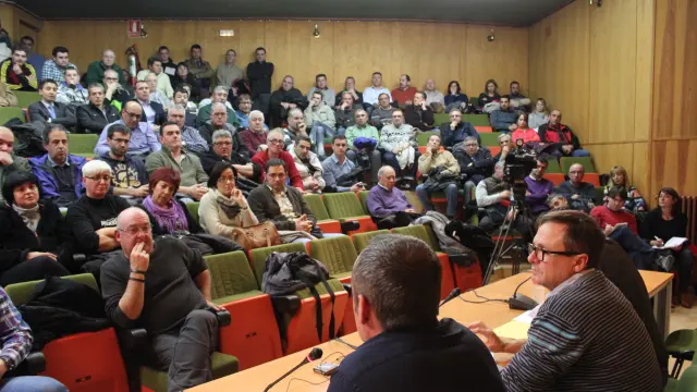Trabajadores, sindicatos, políticos, empresarios y vecinos se reunieron ayer en Andorra.
