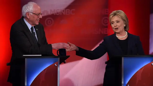 Sanders y Clinton durante un debate político.