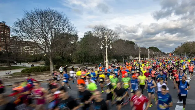 Cientos de corredores participan en una prueba popular