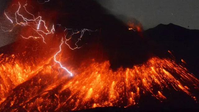 El volcán Sakurajima en erupción