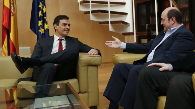 Sánchez, con el presidente del PNV,  Andoni Ortúzar.