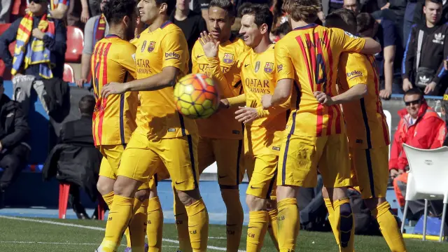 Los jugadores del Barça celebran uno de sus goles
