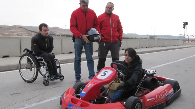 Óscar Espallargas y Cristina López prueban el nuevo kart adaptado en Motorland junto con técnicos del circuito de karting.
