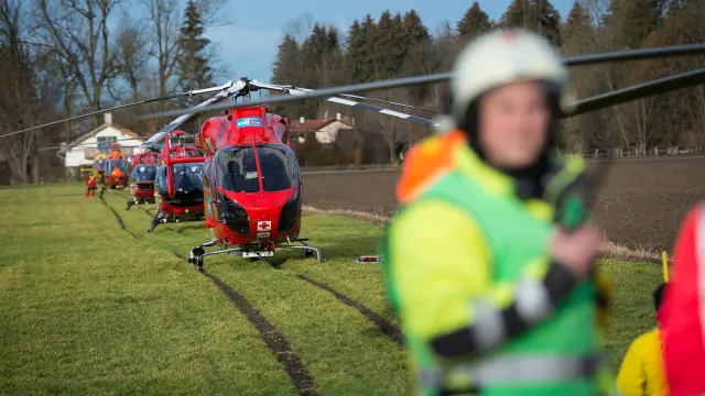 Helicópteros de rescate, preparados para evacuar a las víctimas.