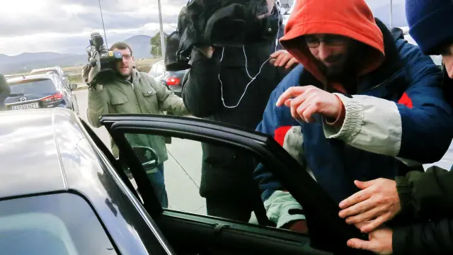 Raúl García Pérez, uno de los dos titiriteros encarcelados, se dispone a entrar en un coche tras salir de prisión