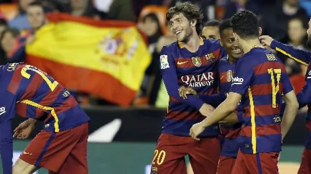 Los jugadores del Barça celebran el primer gol durante el partido contra el Valencia.