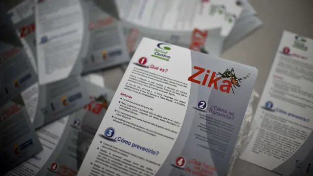 Unos folletos informativos para prevenir el virus del Zika.