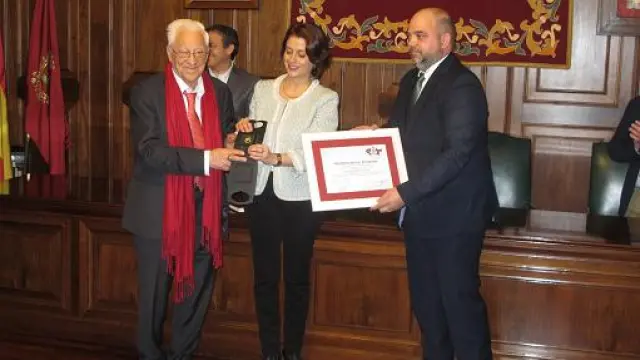 El Padre Ángel recoge la Medalla de Oro de los Amantes de Teruel para Mensajeros de la Paz .
