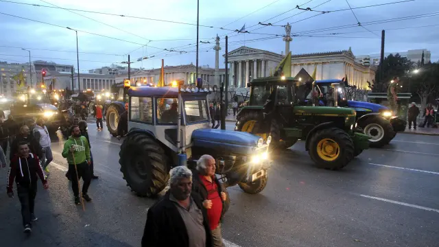 Una veintena de agricultores toman Atenas