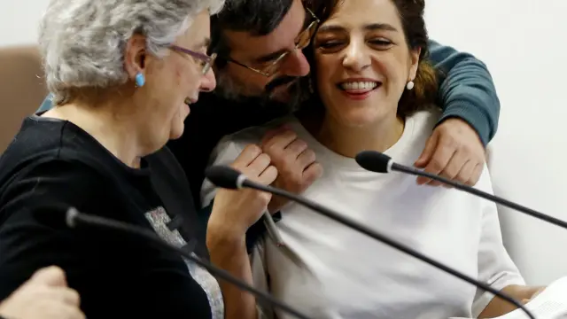 La delegada de Cultura del Ayuntamiento de Madrid, Celia Mayer, saludada por compañeros como Montserrat Galcerán (i) momentos antes de comparecer