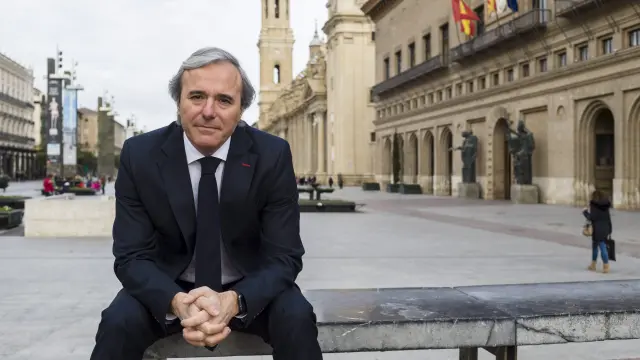 Jorge Azcón posa en la plaza del Pilar en su primera entrevista como portavoz del PP.