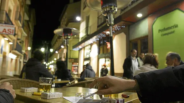 La ley antitabaco, que entró en vigor el 2 de enero de 2011 en la imagen, un local de Huesca el 12 de enero de ese año, también ha disparado el número de terrazas en las calles aragonesas durante todo el año.