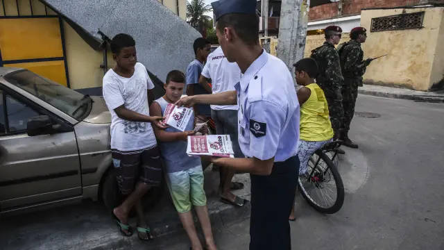 Un militar reparte un panfleto informativo en la capital del país