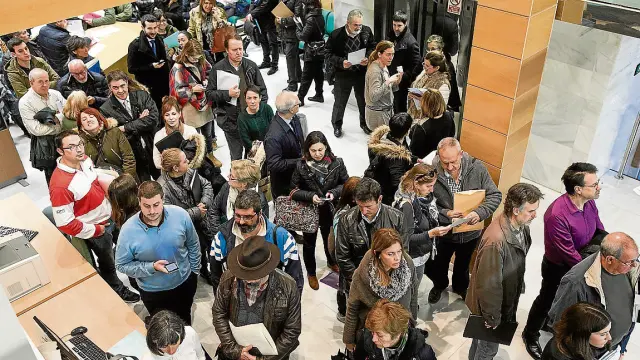 La oficina de Tributos de la DGA en Zaragoza se llenó de contribuyentes a finales de año.