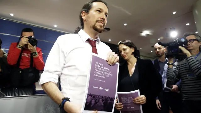 El secretario general de Podemos, Pablo Iglesias, momentos antes de presentar hoy en el Congreso su oferta de programa de gobierno de coalición con el PSOE