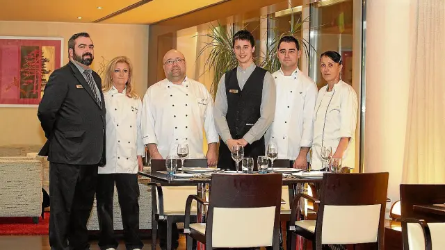 El chef Darío Bueno, en el centro, con el equipo del restaurante del hotel Abba de Huesca.