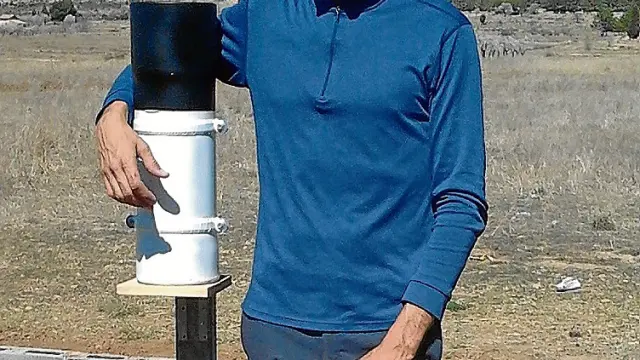 Nacho Ibáñez, con uno de sus pluviómetros en Rubielos de Mora.