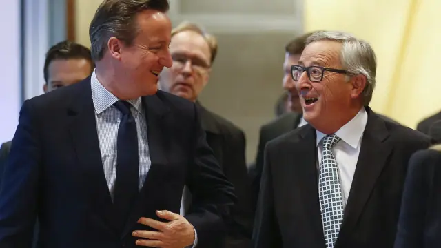 Cameron junto a Jean-Claude Juncker.