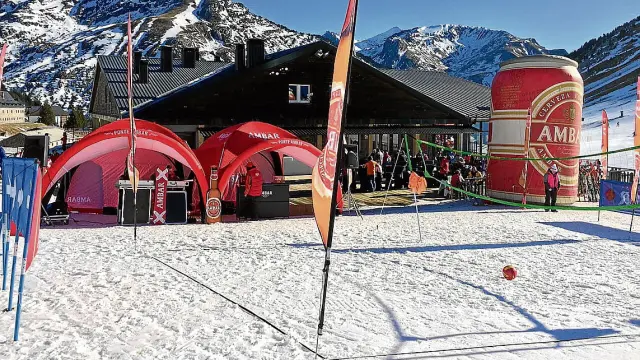 Candanchú sustituye los esquís por la red y el balón de voleibol.
