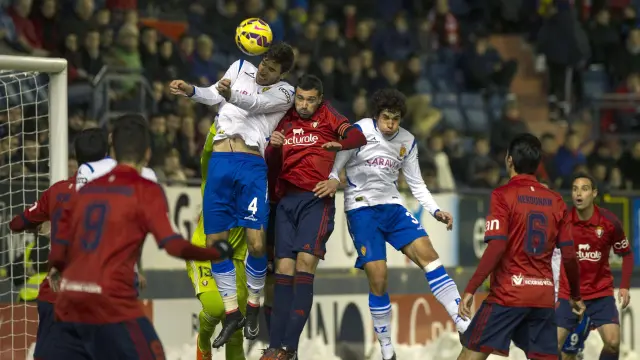 Cabrera y Vallejo defienden un córner en el último partido del Real Zaragoza en Pamplona