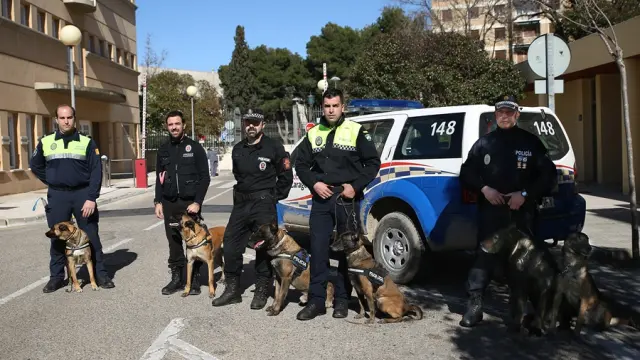 Responsables de unidades caninas muestran en Zaragoza su labor
