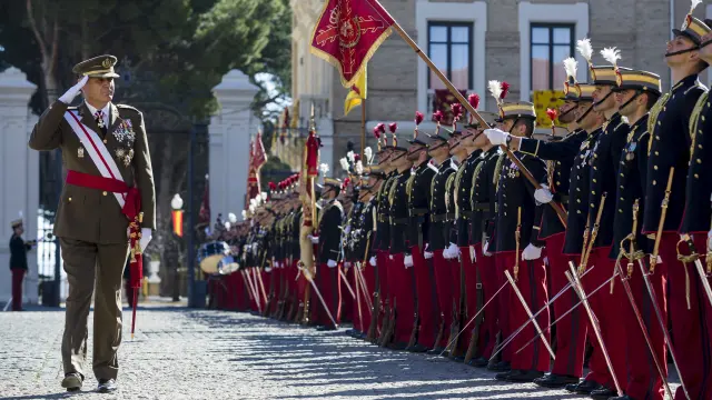 El general Jerónimo de Gregorio pasa revista a los cadetes de la Academia en su despedida.