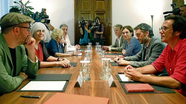 En la imagen, tomada el pasado 4 de septiembre en el Ayuntamiento de Barcelona, se ve a los ocho autodenominados alcaldes 'del cambio', entre ellos Pedro Santisteve (al fondo, a la derecha), junto a Ada Colau, anfitriona del encuentro.