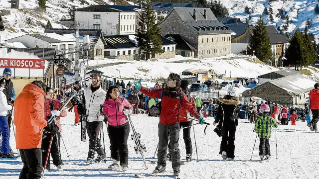 Los esquiadores que eligieron Candanchú vivieron una excelente mañana de esquí por el sol y el estado de la nieve.