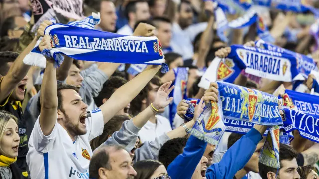 Aficionados del Real Zaragoza animan a su equipo.