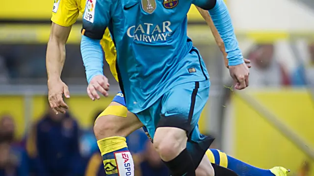 Messi disputa el balón durante una jugada del encuentro.